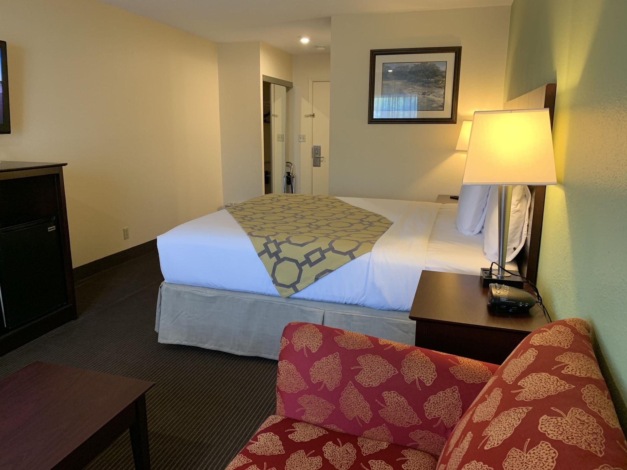 Baymont By Wyndham Jefferson City Exterior photo