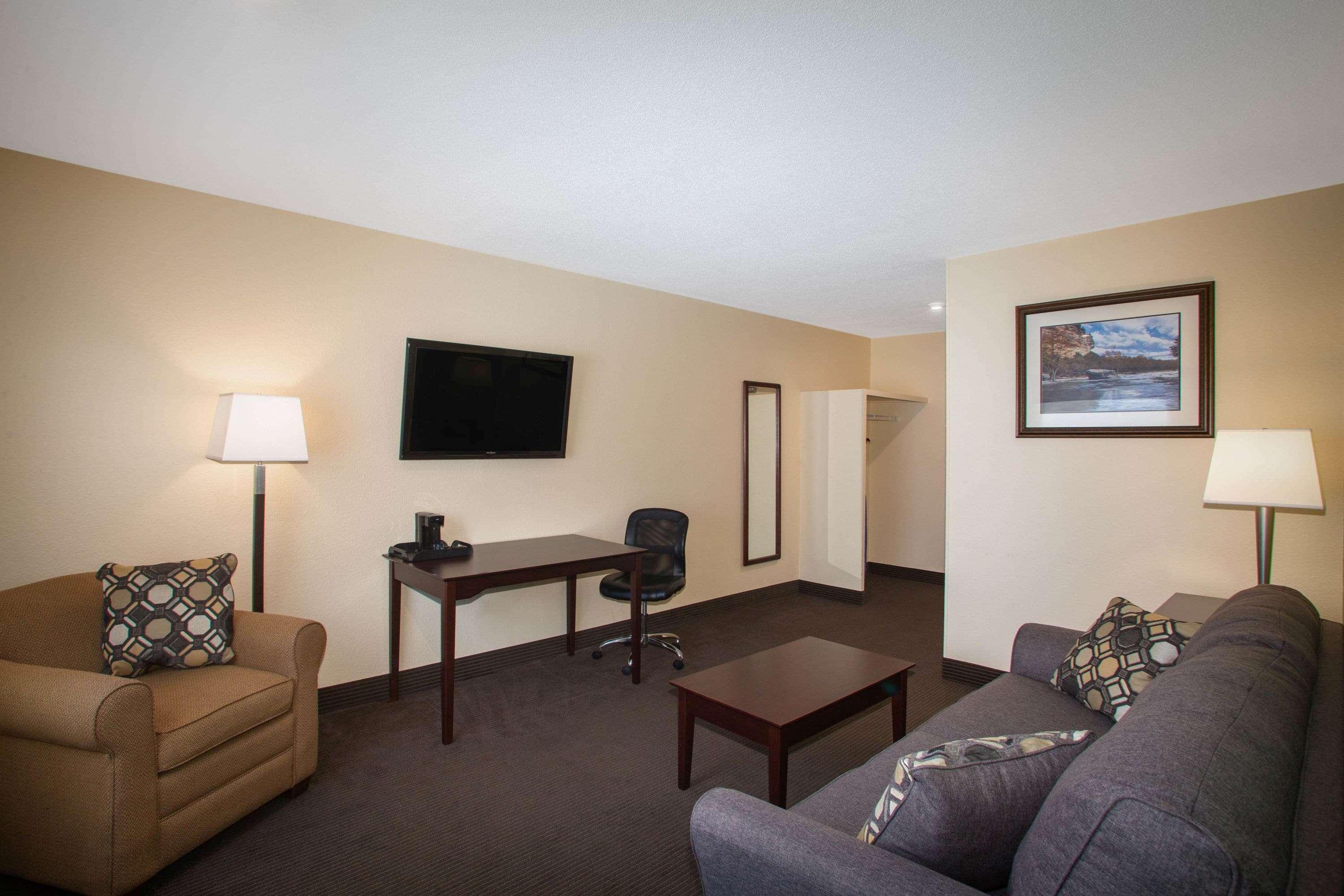 Baymont By Wyndham Jefferson City Exterior photo