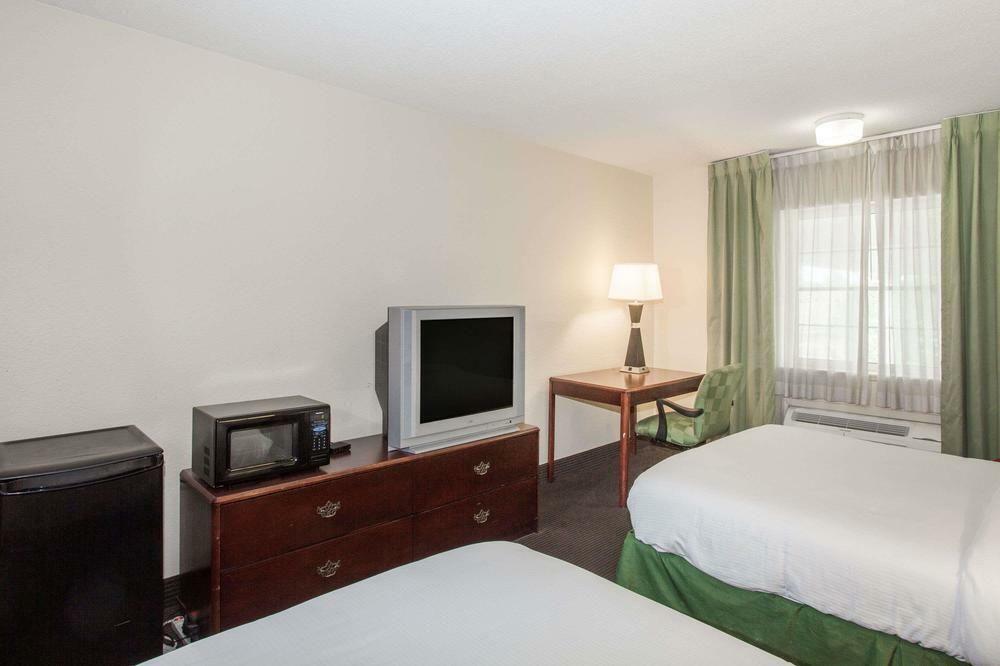 Baymont By Wyndham Jefferson City Exterior photo